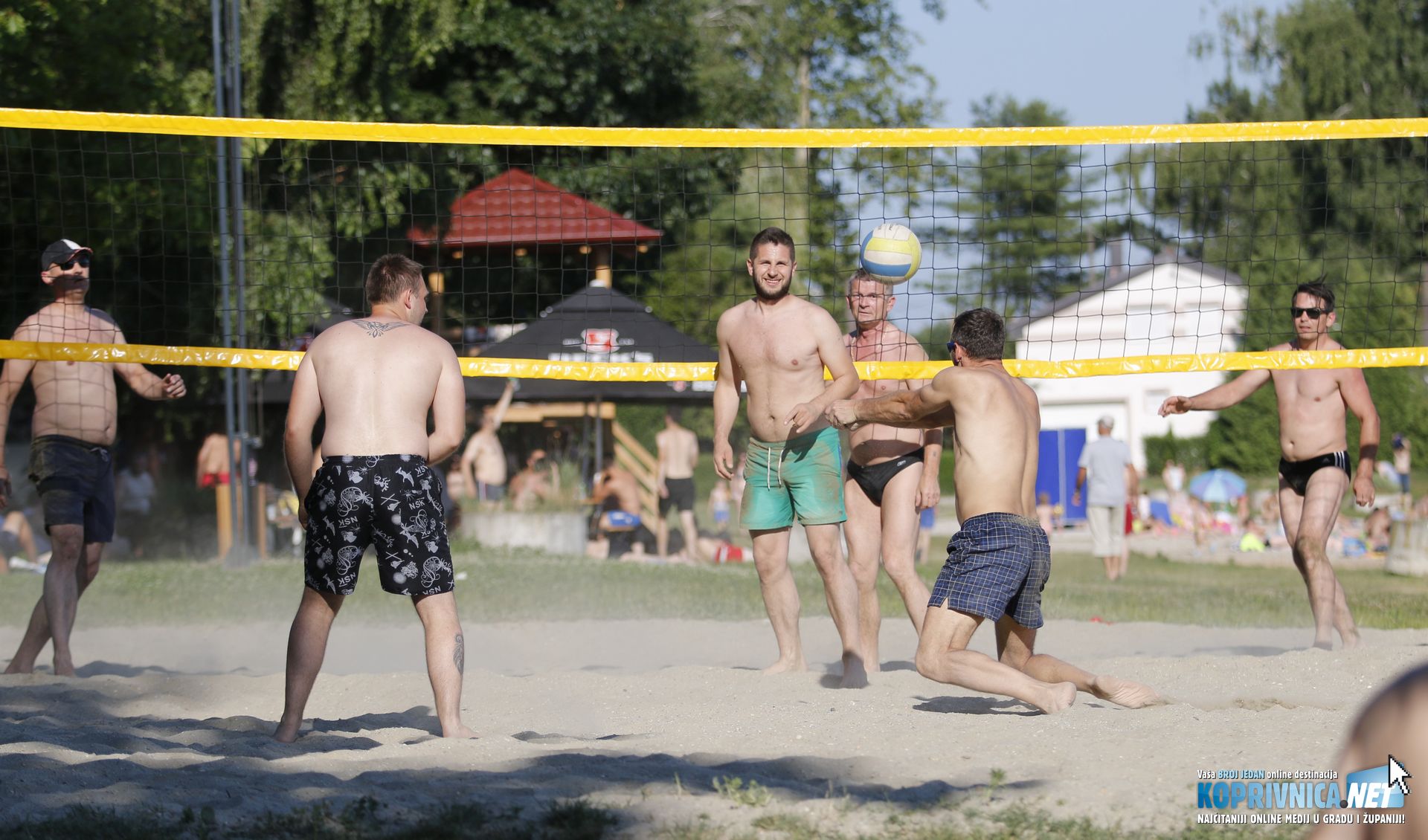 Osim kupanja, odlična zabava je bila i odbojka na pijesku // foto: Mario Kos