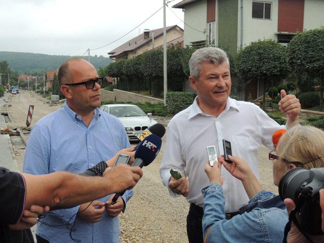 Gradonačelnik Križevaca Branko Hrg (desno) u Koprivničkoj ulici u Križevcima // Foto: Krizevci.hr