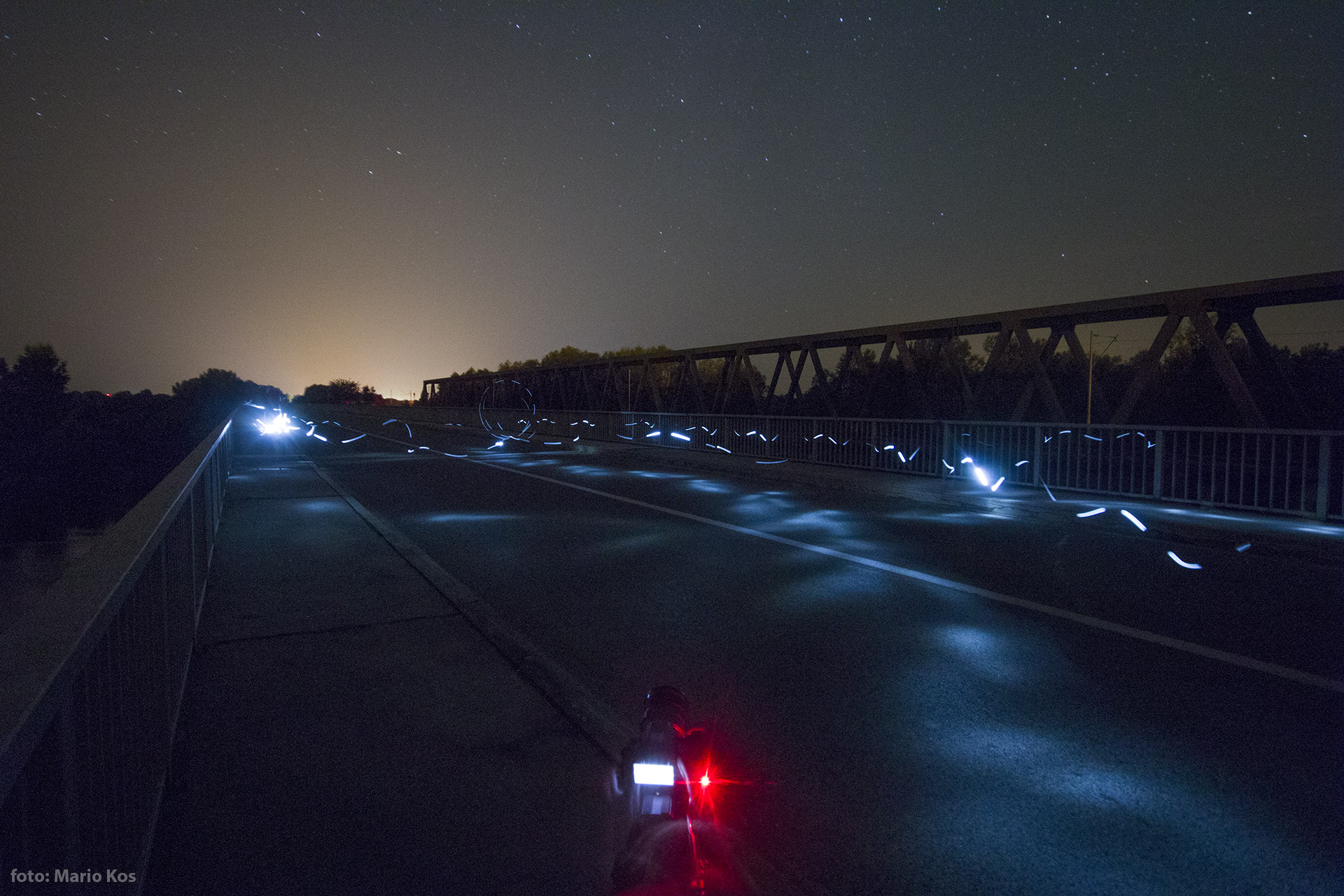 Igra svjetiljkom na dravskom mostu // Foto: Mario Kos