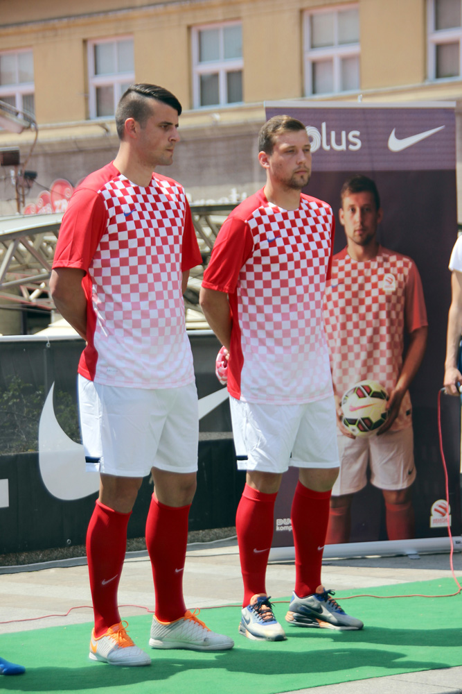 Braća Korenika poziraju na promociji novog dresa mininogometne reprezentacije Hrvatske kojeg je izradio Nike // Foto: Hrvatski mininogometni savez