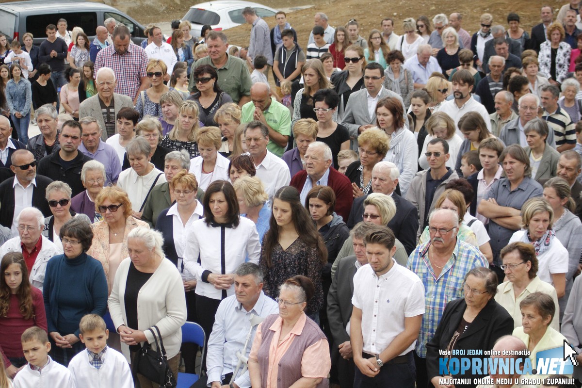 Mnoštvo vjernika prisustvovalo je svečanom euharistijskom slavlju u novom pastoralnom centru // Foto: Zvonimir Markač