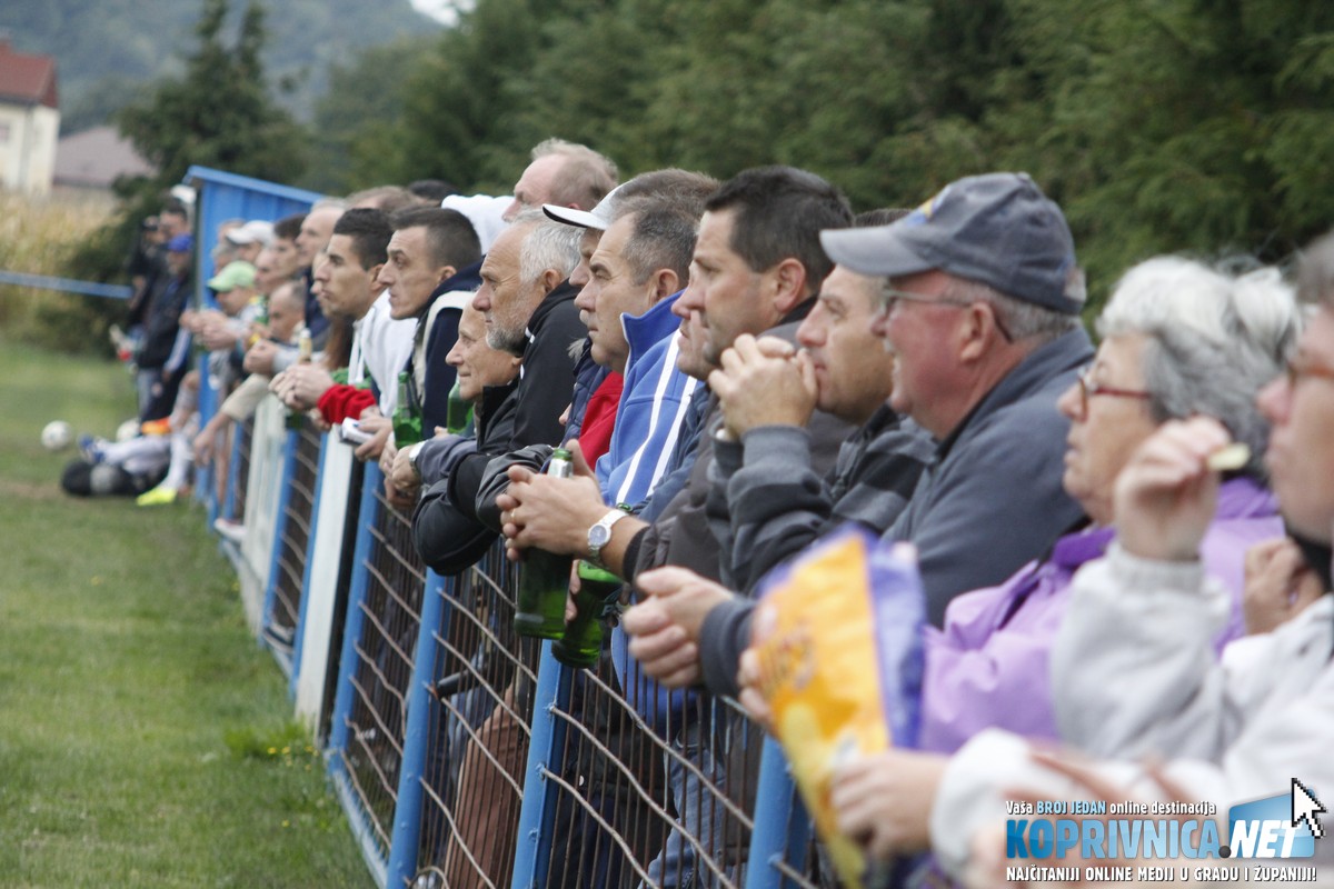 Brojna publika pratila je utakmicu Starigrada i Tomislava iz Drnja // Foto: Zvonimir Markač