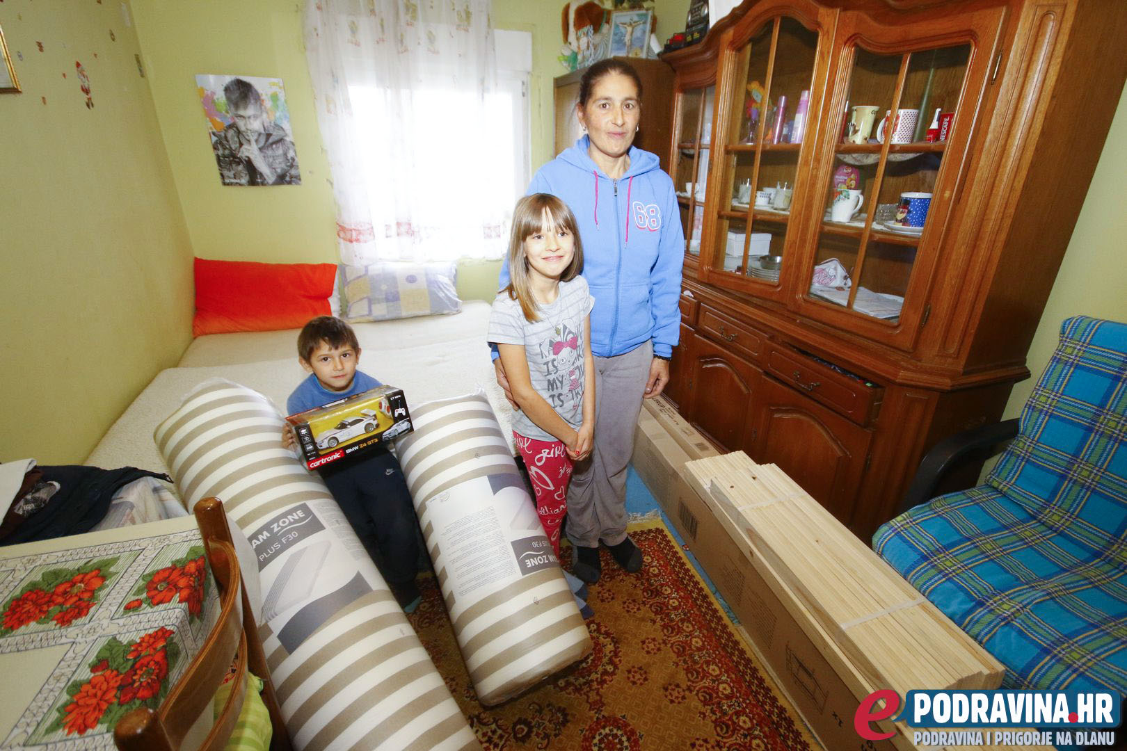 Obitelj uz novi krevet na kat koji čeka sastavljanje // Foto: Matija Gudlin
