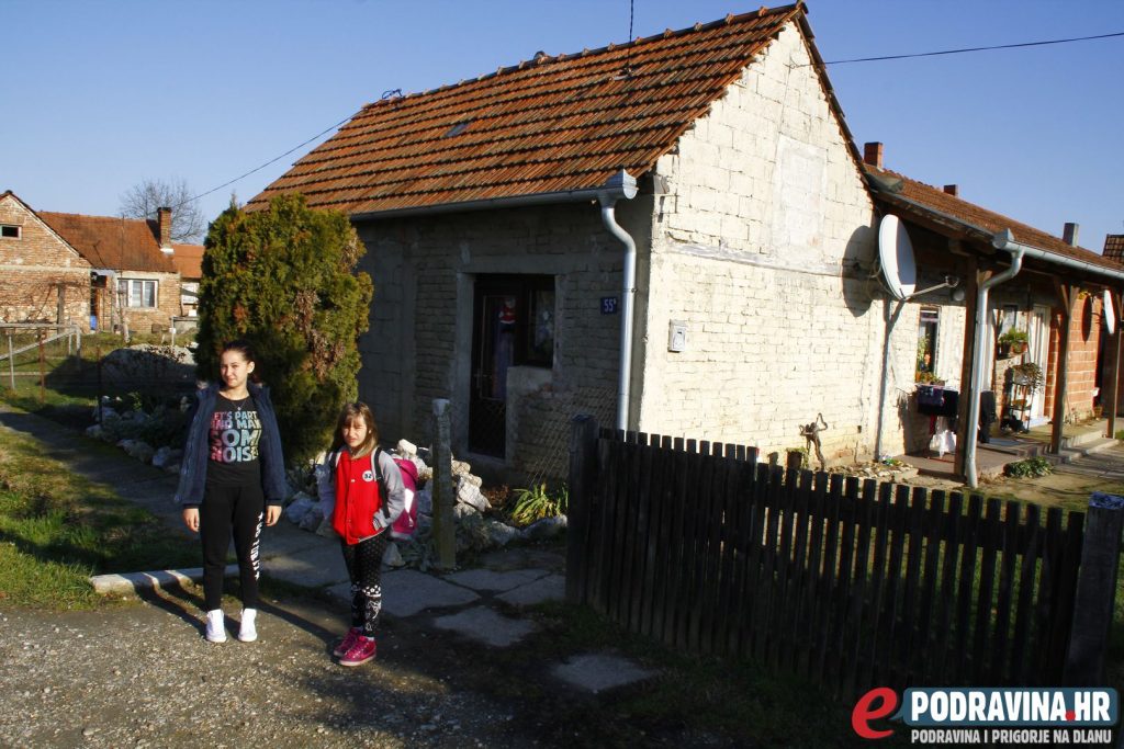Djevojčice na putu u školu ispred njihove kuće // Foto: Marko Murković