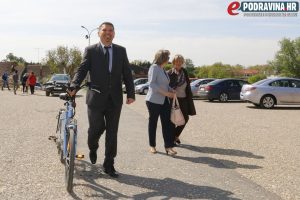 Gradonačelnik je na sjednicu stigao u svom stilu - biciklom // Foto: Matija Gudlin