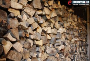 15-ak metara drva uredno složeno i spremno za loženje // Foto: Sanjin Bojić
