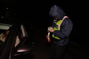 Policijski službenik u rutinskom kontroliranju dokumenata // Foto: Matija Gudlin