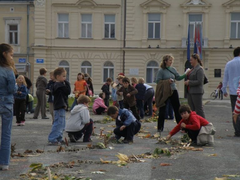 Djeca na trgu oblikovala tok Drave