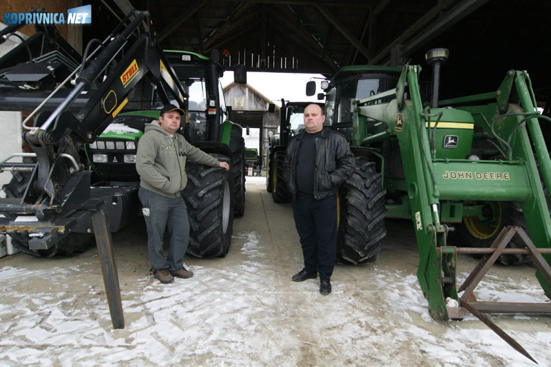Braća Damir (lijevo) i Dražen Kušenić imaju impozantan vozni park poljoprivrednih strojeva, ali