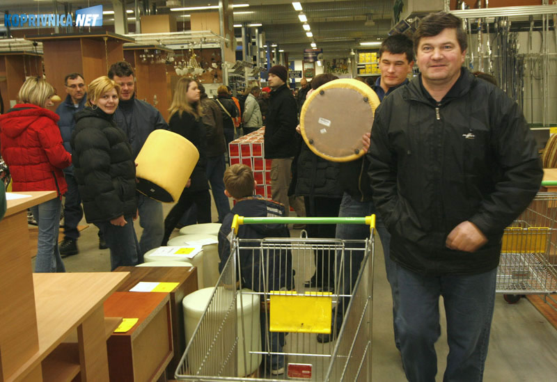 Recesija je danas bila nepoznati pojam u koprivničkom prodajnom centru Peveca. Foto: Marijan Sušenj