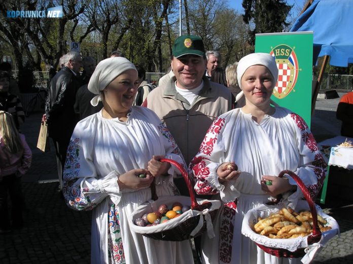 GradskaorganizacijaHSS aorganiziralajevećtradicionalnupodjeluuskršnjihpisanicaispredGradsketržnice