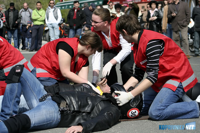 Demonstracija pružanja prve pomoći unesrećenima na cesti // foto: Ivan Brkić