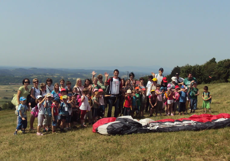 Članovi paraglider kluba „Feniks“ iz Kalnika demonstrirali su vještine leta padobranima i zmajevima