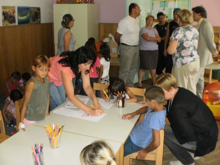 Volonterke svakodnevno pomažu malim Romima // foto: Vedran Tkalec