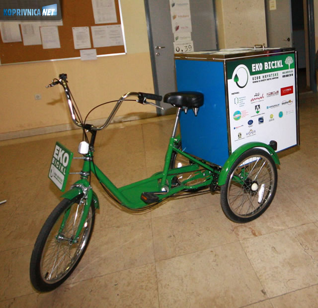Bicikl za prijevoz starog papira // foto: Ivan Brkić