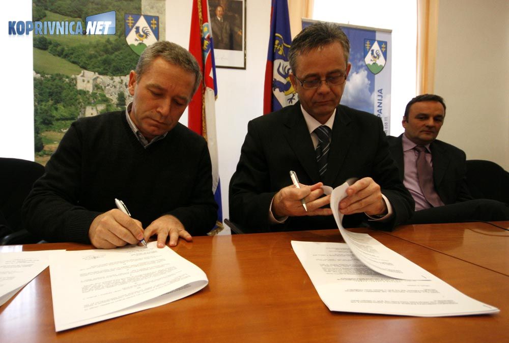 Patrčević i Koren potpisuju Ugovor // foto: Ivan Brkić
