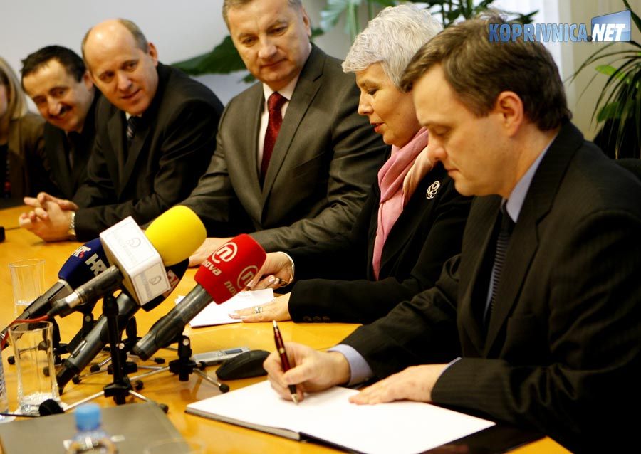 Premijerka i gradonačelnik potpisuju Darovnicu // foto: Ivan Brkić