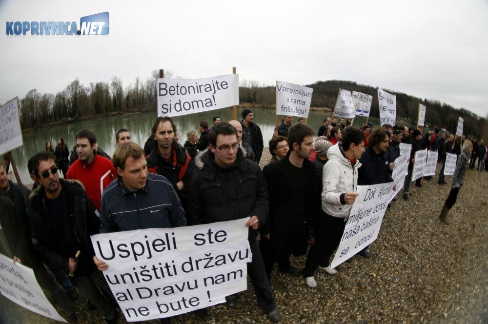 Prosvjednici su istaknuli razne poruke // foto: Ivan Brkić