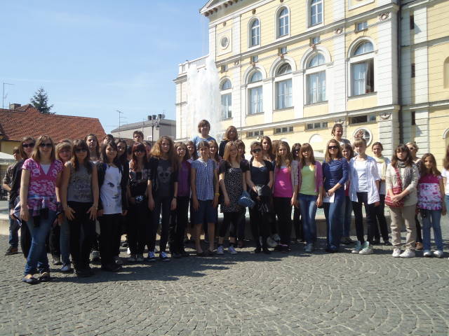 Učenici glazbene škole ispred zgrade Hrvatskog narodnog kazališta u Varaždinu, gdje se i odvijalo natjecanje pjevačkih zborova