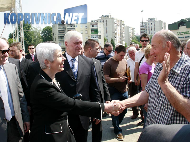 Nakon otvorenja radova premijerka je pozdravila prolaznike // foto: Ivan Brkić