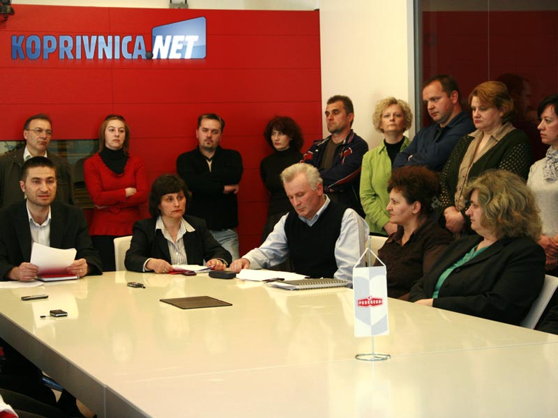 Skupina radnika zadovoljna je što je pravda zadovoljena i najavljuju izlazak na nove izbore // foto: Ivan Brkić