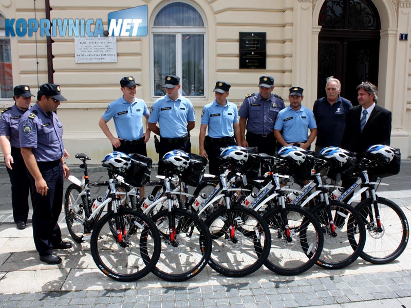 Šest kvartovskih policajaca dobilo je nove bicikle // foto: Koprivnica.net