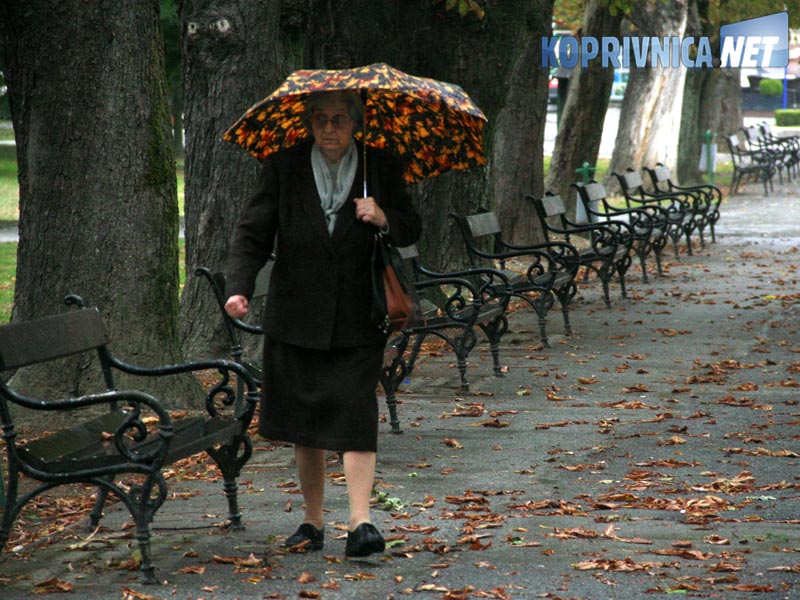 Nakon neobično dugog i toplog ljeta stigla je i jesen u Koprivnicu. Naglo zahlađenje i obilata kiša zakucala je na vrata, te opustjela glavni gradski trg. Povremeno naiđe neka osoba koja prođe pustom šetnicom do tržnice. // foto: Ivan Brkić
