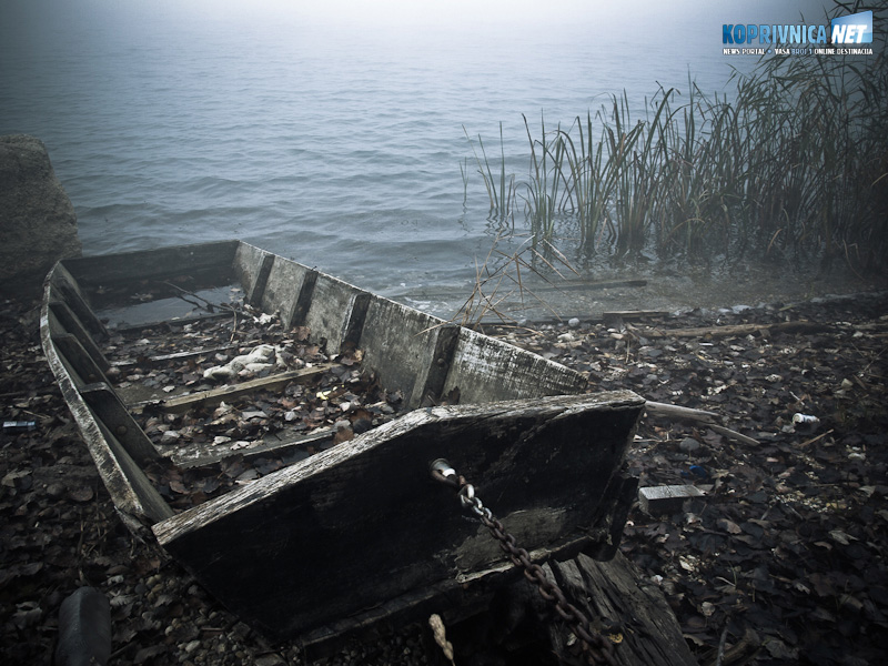 Čamac u magli / Foto: Zoran Stupar