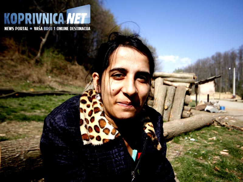 Mnogi romi dane provode sjedeći ispred svojih kuća i nastamba // foto: Ivan Brkić