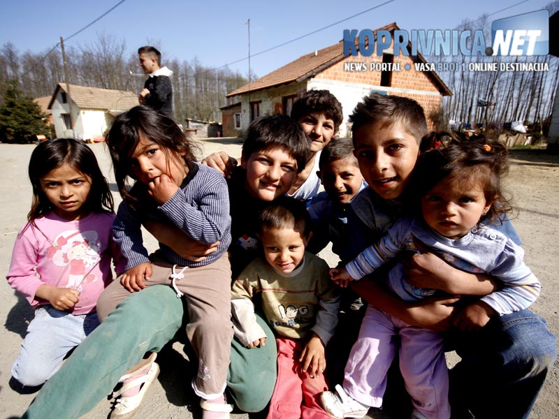 Sva romska djeca krate vrijeme igrajući se po makadanu koji prolazi centrom naselja // foto: Ivan Brkić