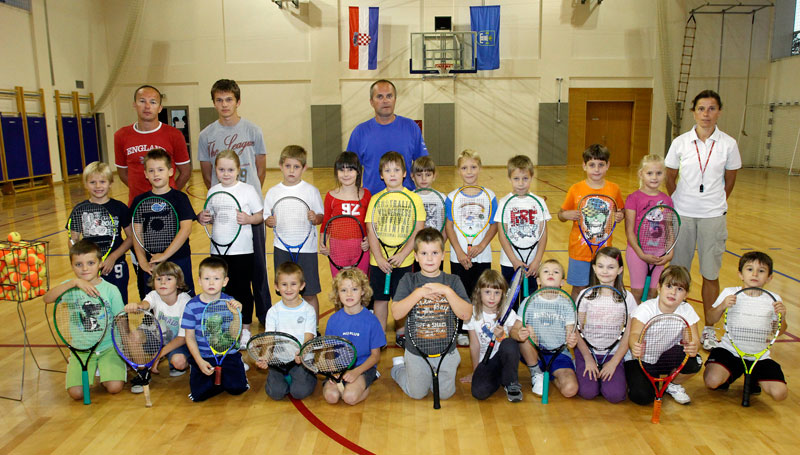 Tenis u školi na A. N. Gostovinski, na slici polaznici s trenerima