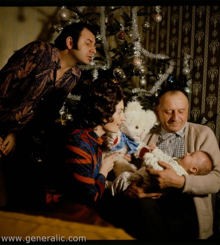 Božić u obitelji Generalić - Ivan s tek rođenim unukom Goranom (1971.)