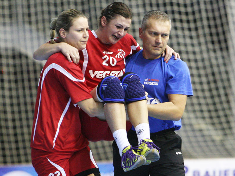 Miranda Tatari napušta teren nakon ozljede koljena na utakmici Lige prvakinja s Clujom // Foto: Robert Šoštarić