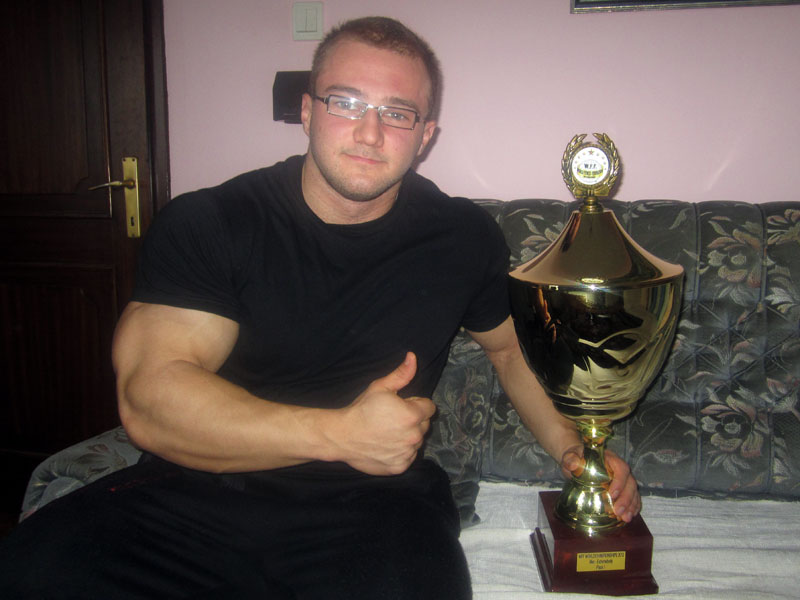 Pero Tomas s trofejem svjetskog prvaka u fitnessu // Foto: Koprivnica.net