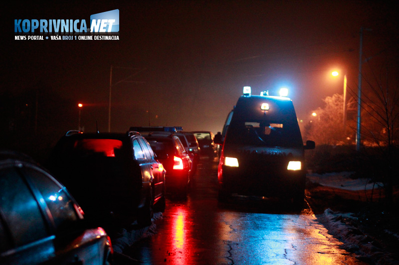 Vozila hitne pomoći čekala su ozlijeđene na pružnom prijelazu dva kilometra od mjesta nesreće // foto: Mario Kos