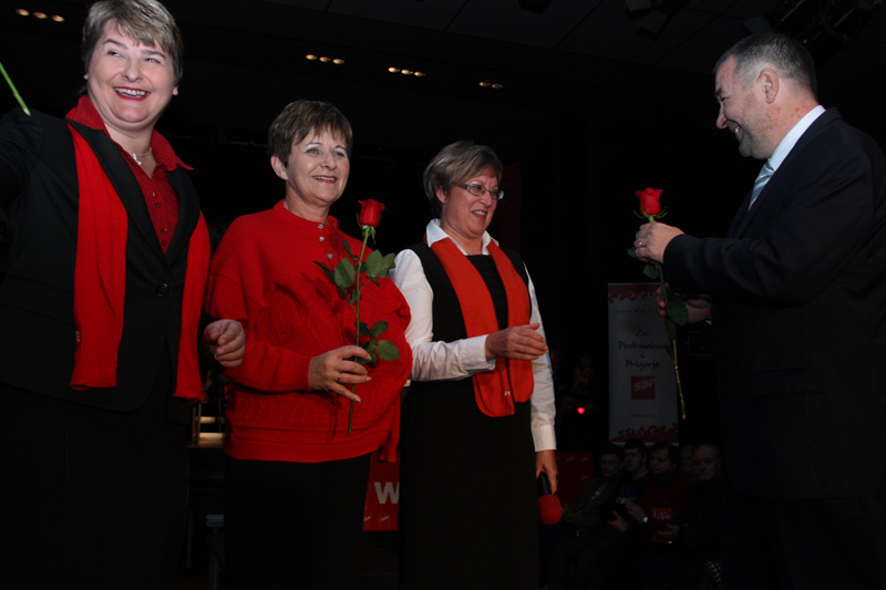 S konvencije SDP-a - Darko Ledinski uručio je crvene ruže Milici Fuček, Vesni Želježnjak i Mariji Vukobratović