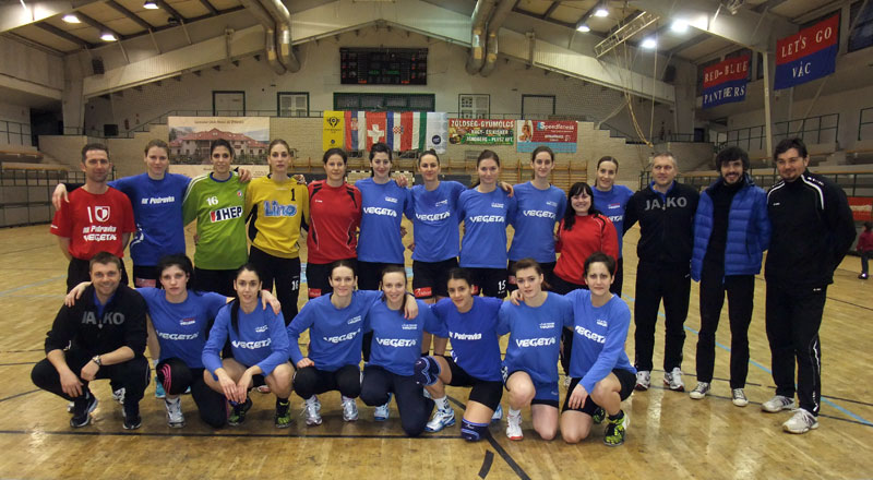 Podravkašice i vodstvo ekipe nakon treninga u Vacu // Foto: RK Podravka