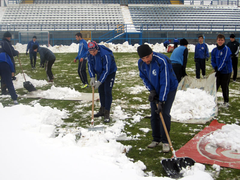 Akcija čišćenja snijega na Gradskom stadionu u Koprivnici // Foto: Koprivnica.net