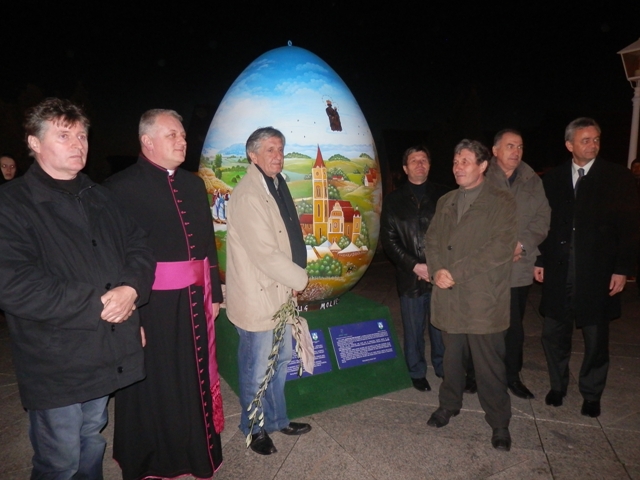 Pisanica je postavljena ispred crkve Uznesenja BDM u Mariji Bistrici