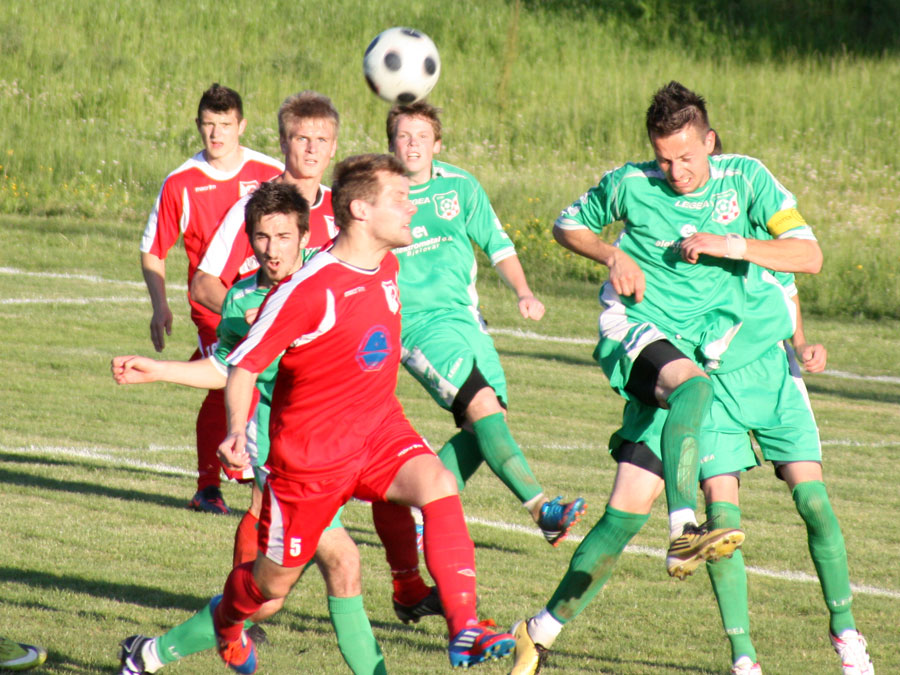 Nogometaši Podravca (crveni dresovi) igraju važnu utakmicu s vodećom Mladosti // Foto: Koprivnica.net
