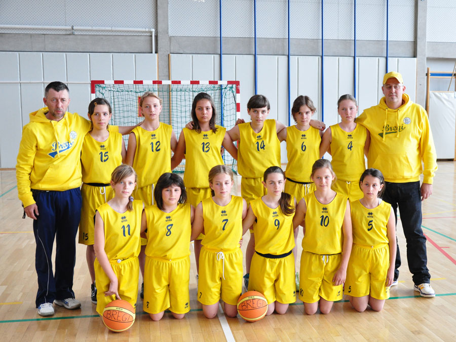 Košarkašice iz Koprivničkih Bregi sa svojim trenerima