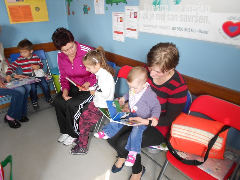 Roditelji čitaju djeci u Pedijatrijskoj ordinaciji