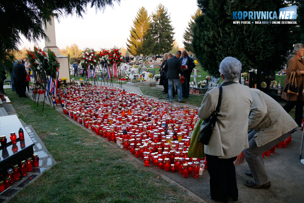Mnoštvo svijeća kod središnjeg križa na koprivničkom groblju // Foto: Mario Kos