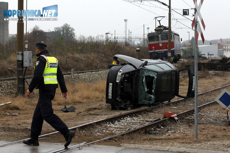 Automobil se nakon sudara s lokomotivom preokrenuo na bok // Foto: Koprivnica.net