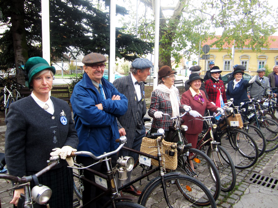 Članovi Old timer kluba Biciklin ispred Domoljuba // Foto: Koprivnica.net
