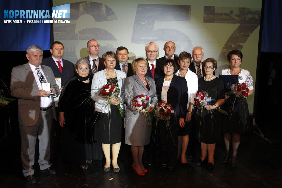 Dobitnici gradskih priznanja s predsjednikom Ivom Josipovićem // Foto: Koprivnica.net