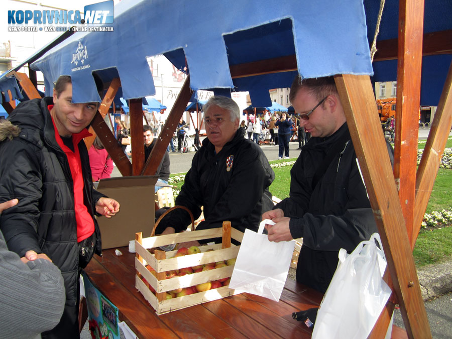 Gradski vijećnici sudjelovali su u humanitarnoj prodaji jabuka // Foto: Koprivnica.net