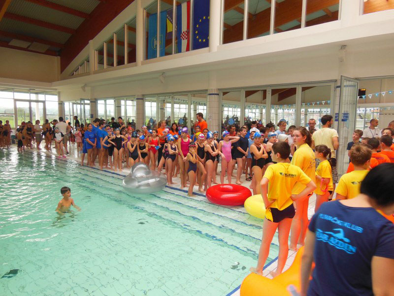 Velik broj plivača na koprivničkim bazenima // Foto: PK Cerine