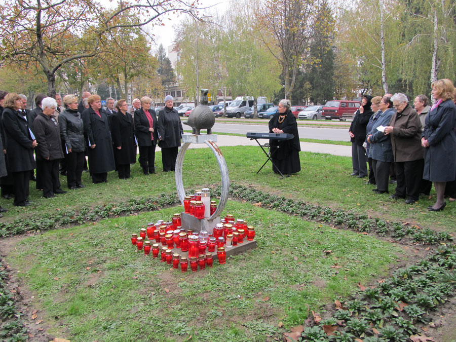 Odavanje počasti Vukovaru kraj skulpture Vučedolske golubice