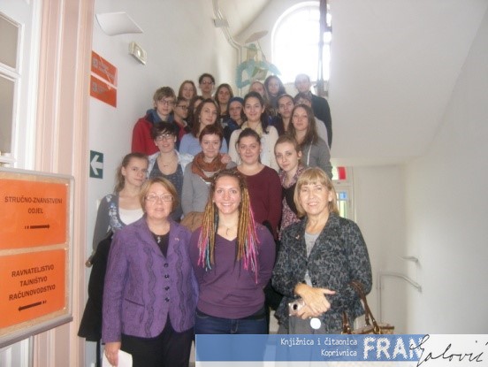 Lydia Wilson s posjetiteljima predavanja // Foto: Knjićnica i čitaonica "Fran Galović"